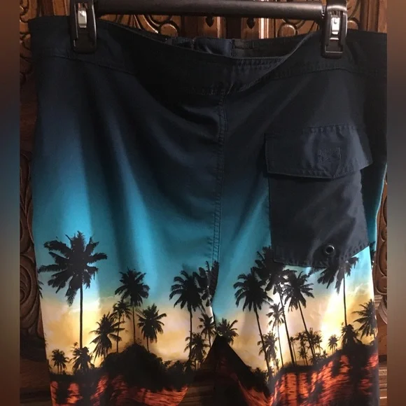 Mens Tropical Surf 🏄♂️ shorts - Picture 1 of 10